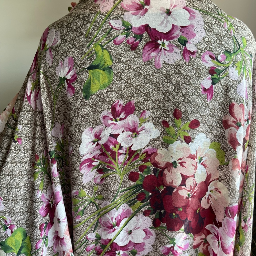 Gucci Monogram Floral Wool lightweight Wrap Shawl. - Picture 3 of 15